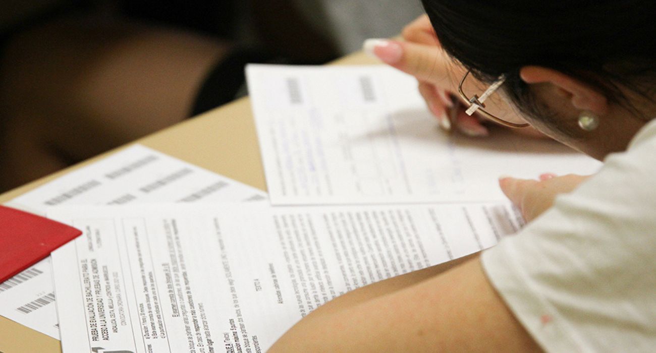 Una estudiante realizando un examen de la prueba de PEvAU. Una estudiante realizando un examen de la prueba de PEvAU.