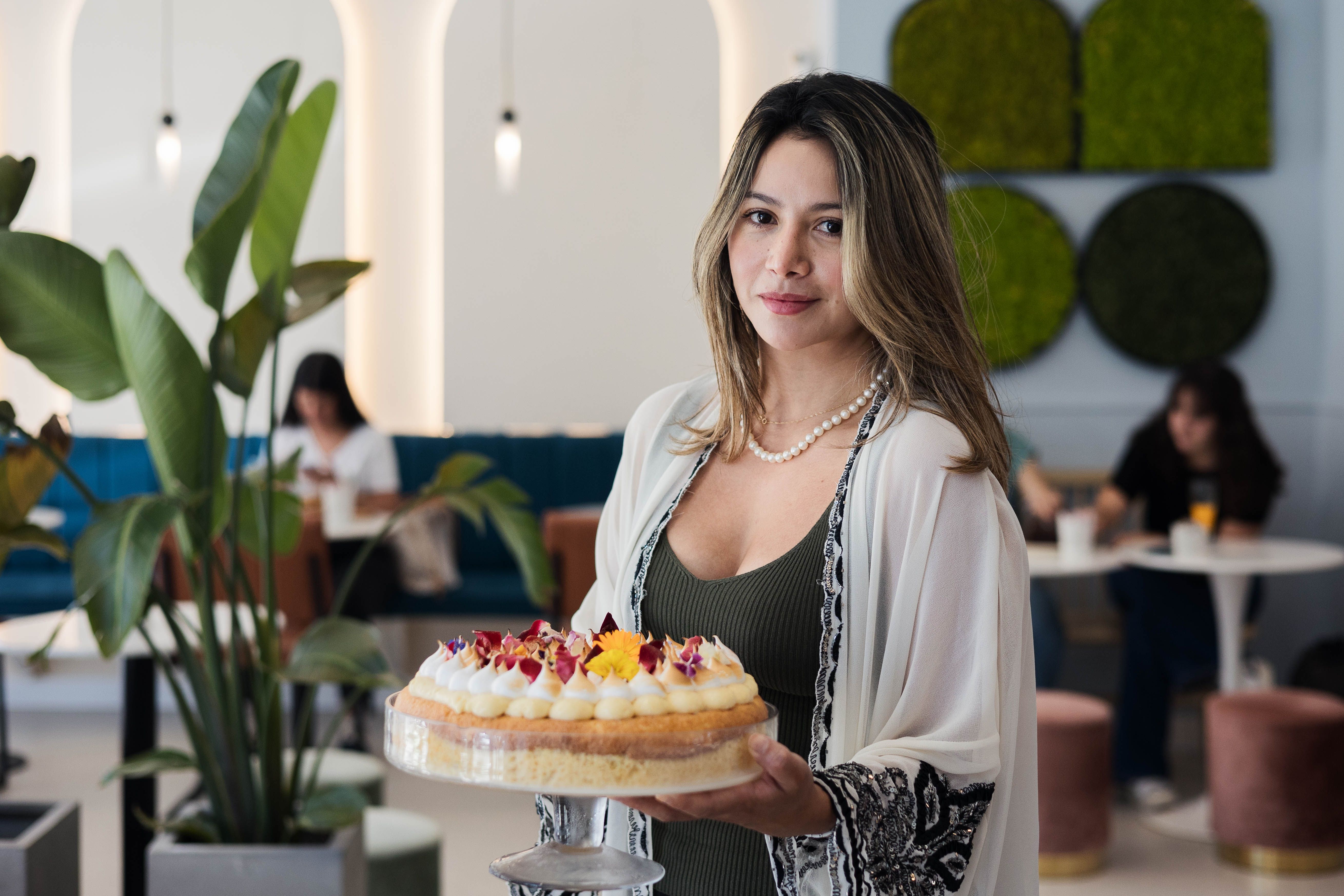 Dolce Nila sujeta una tarta de tres leches típica de Latinoamérica que elabora en el obrador de Krombol, en Jerez. 