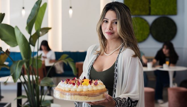 Dolce Nila sujeta una tarta de tres leches típica de Latinoamérica que elabora en el obrador de Krombol, en Jerez. 