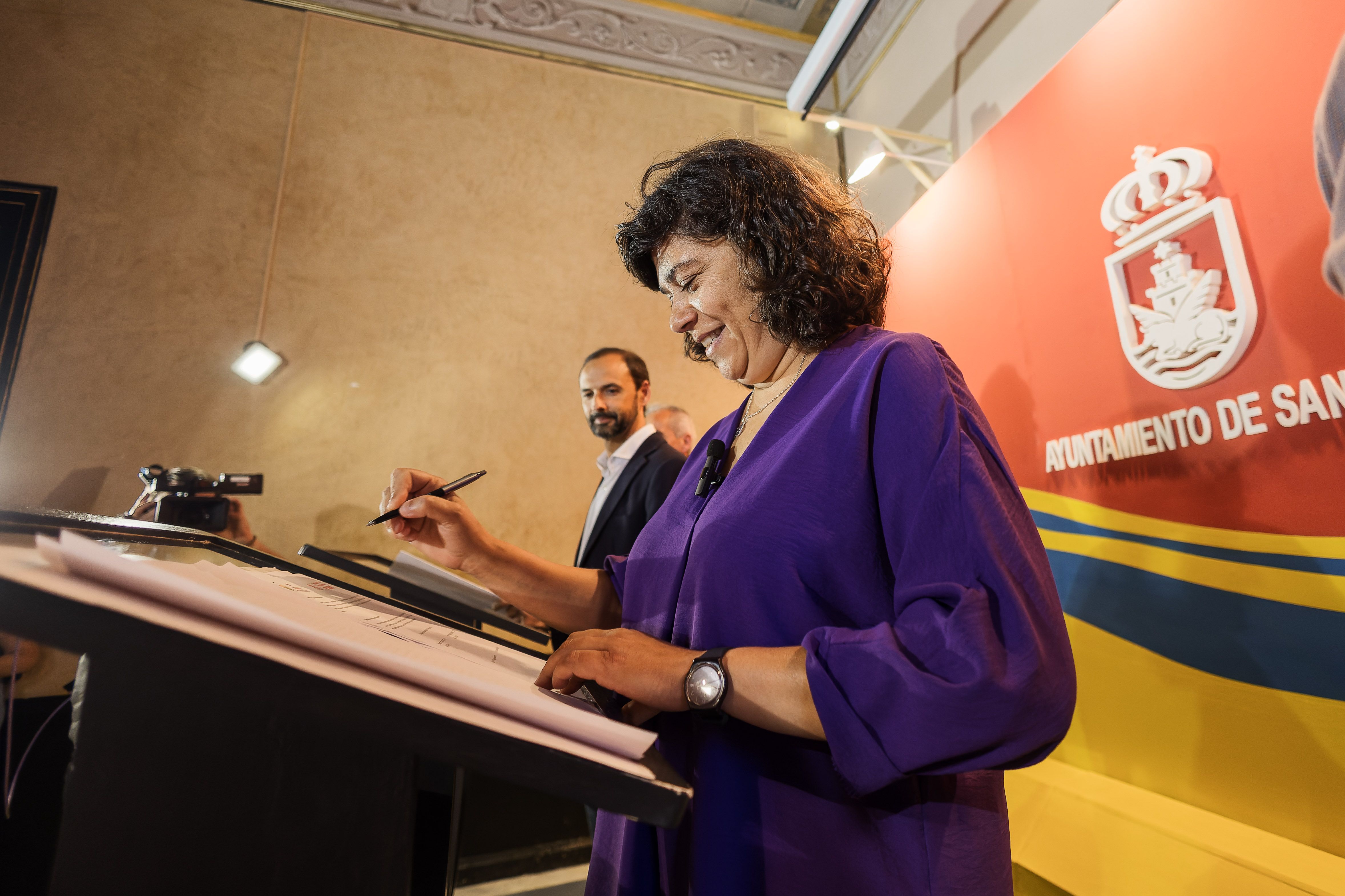 Carmen Álvarez, alcaldesa de Sanlúcar, con el teniente de alcaldesa, Víctor Mora.