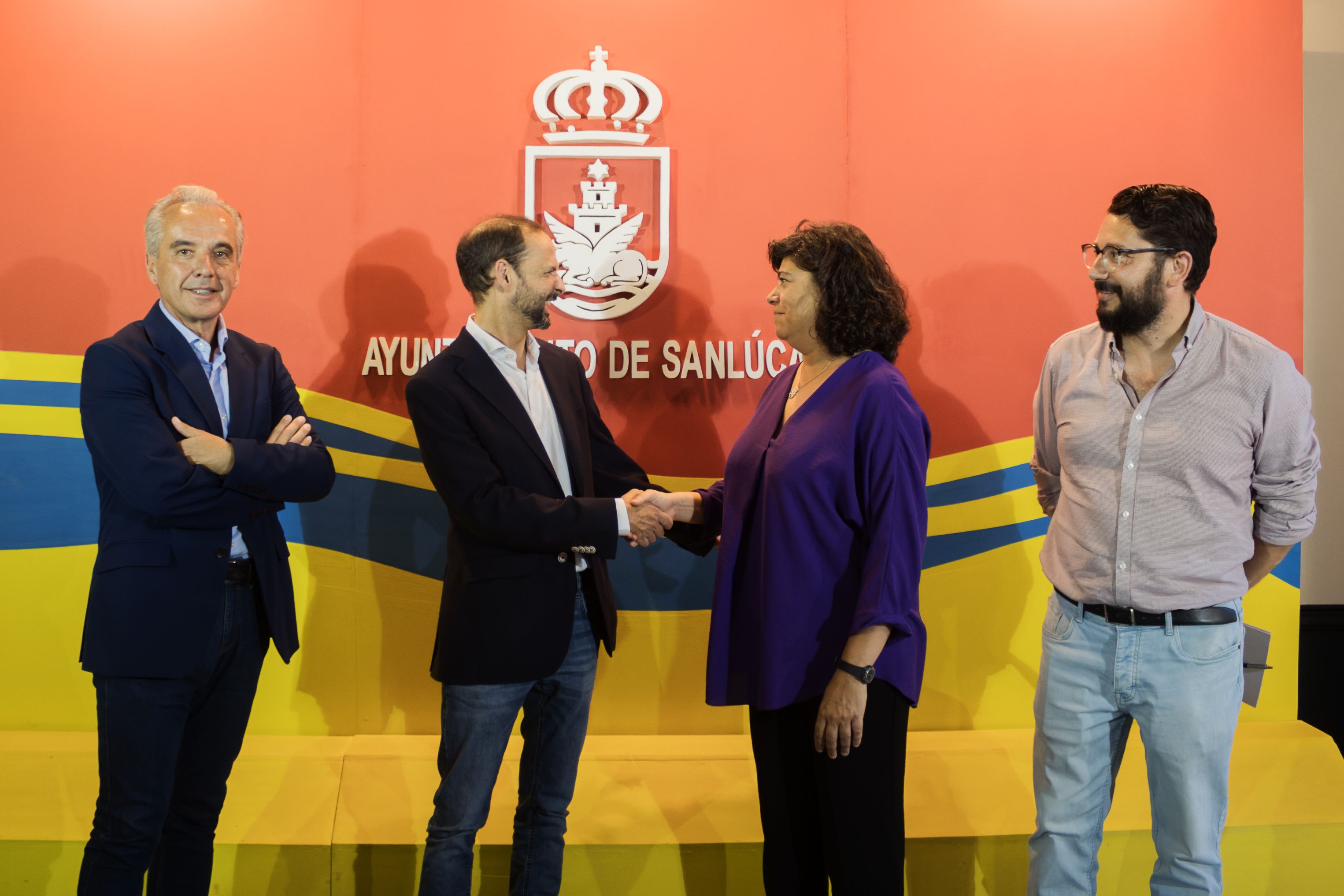 Carmen Álvarez y Víctor Mora, tras el pacto de IU y PSOE en Sanlúcar.