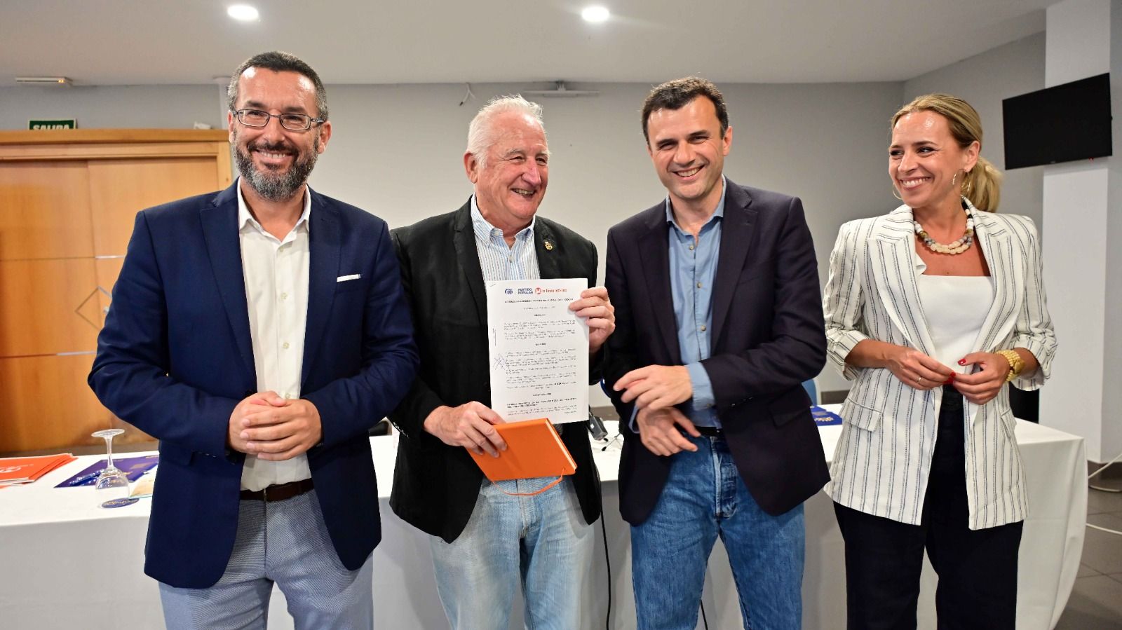 El alcalde de La Línea, Juan Franco, izquierda, con los dirigentes populares Bruno García y Almudena Martínez.