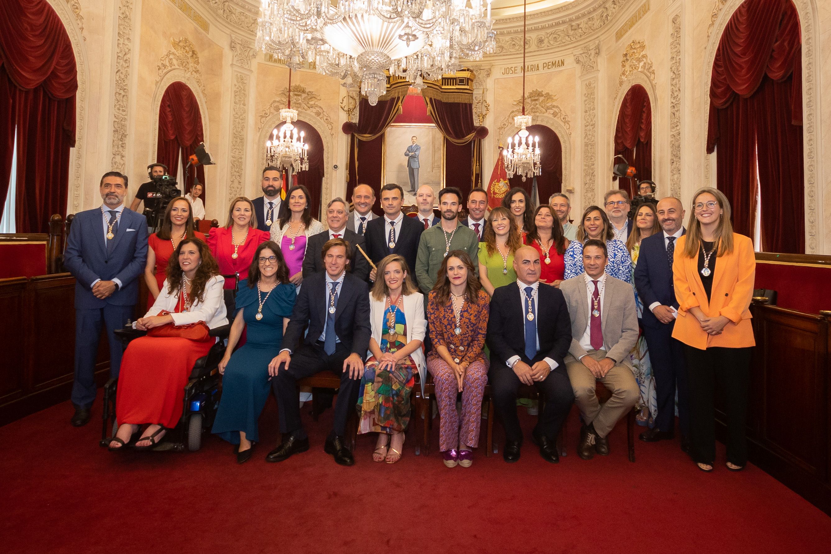 La nueva corporación gaditana, al completo tras el pleno de toma de posesión.