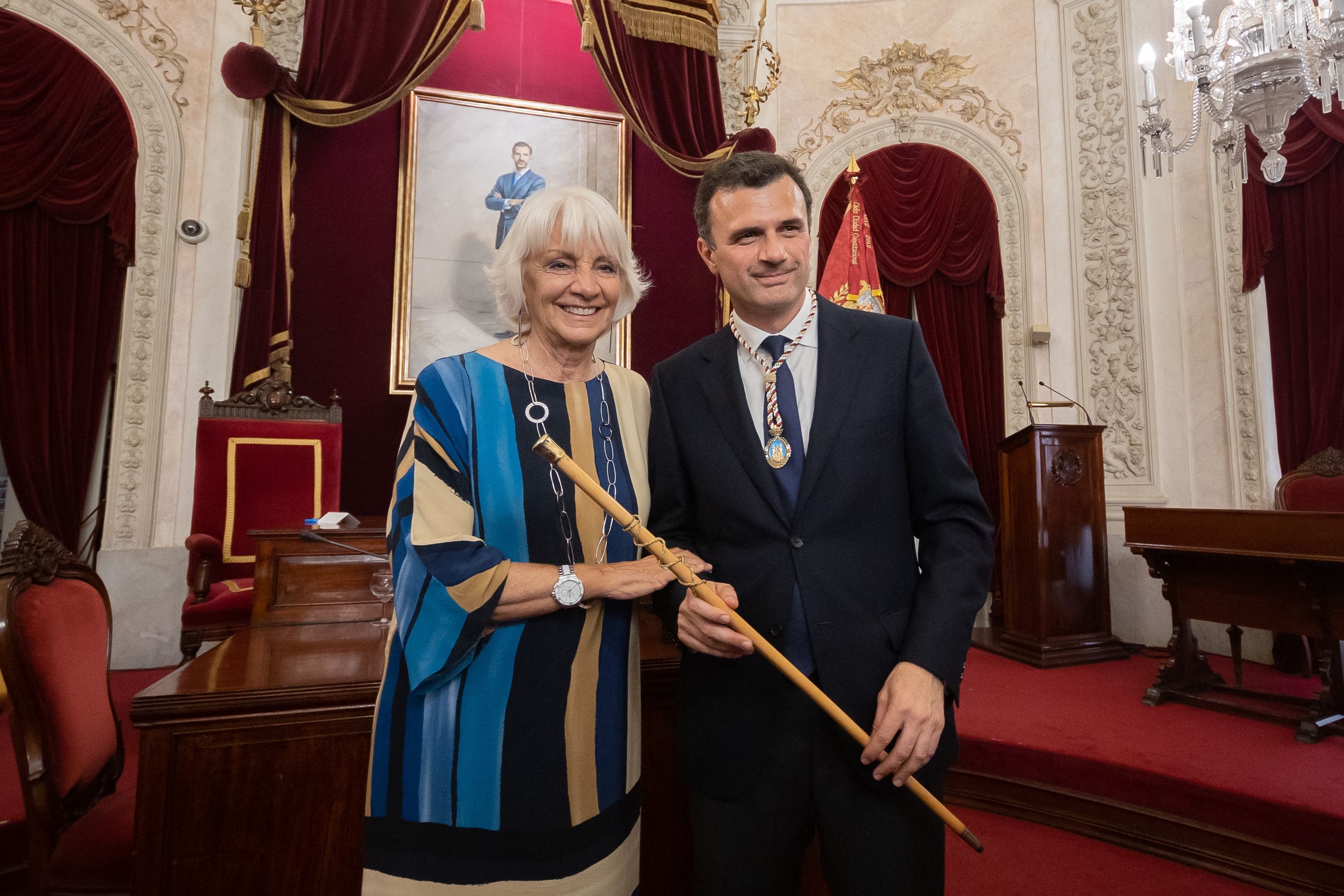 Bruno García posa con su predecesora y gran valedora, Teófila Martínez.    MANU GARCÍA