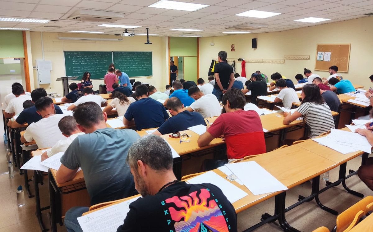 Imagen de archivo de unas oposiciones a docente en Andalucía. Imagen de archivo de unas oposiciones a docente en Andalucía.
