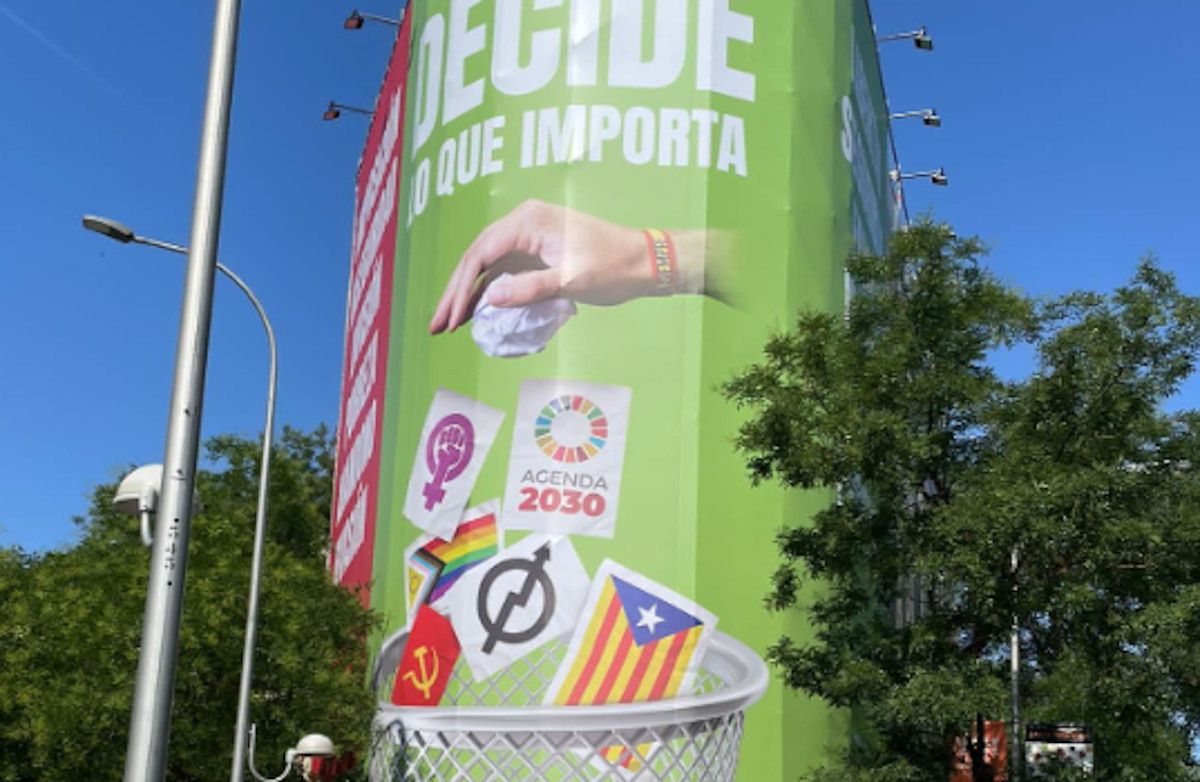 El polémico cartel de grandes dimensiones colocado por Vox en el centro de Madrid. El polémico cartel de grandes dimensiones colocado por Vox en el centro de Madrid.