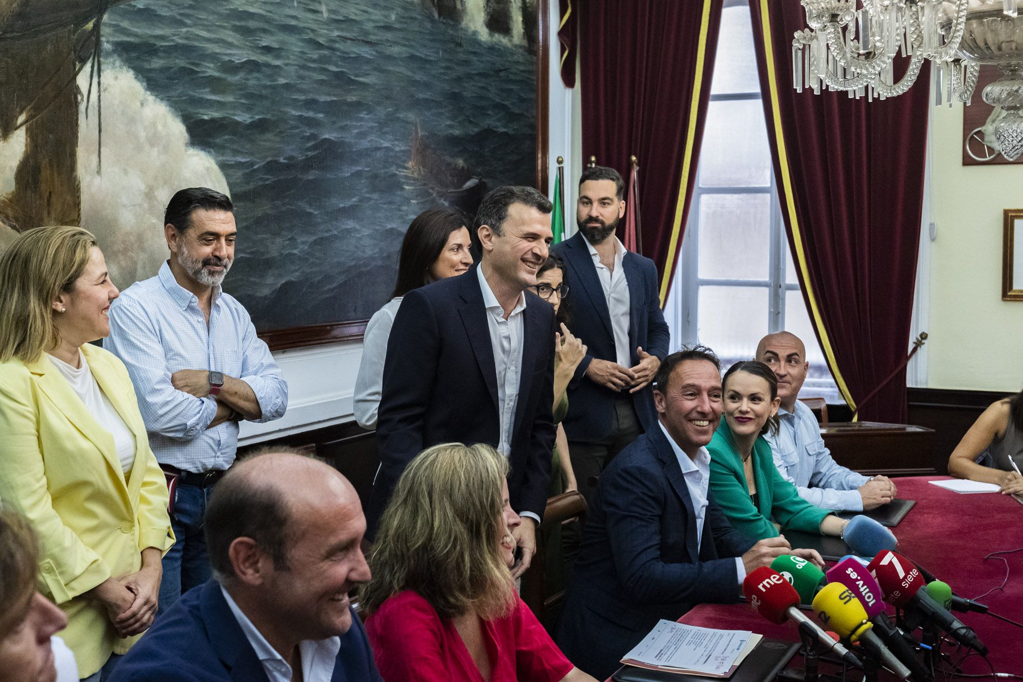 García de León y su equipo, al inicio de la intervención ante los medios de comunicación.    GERMÁN MESA