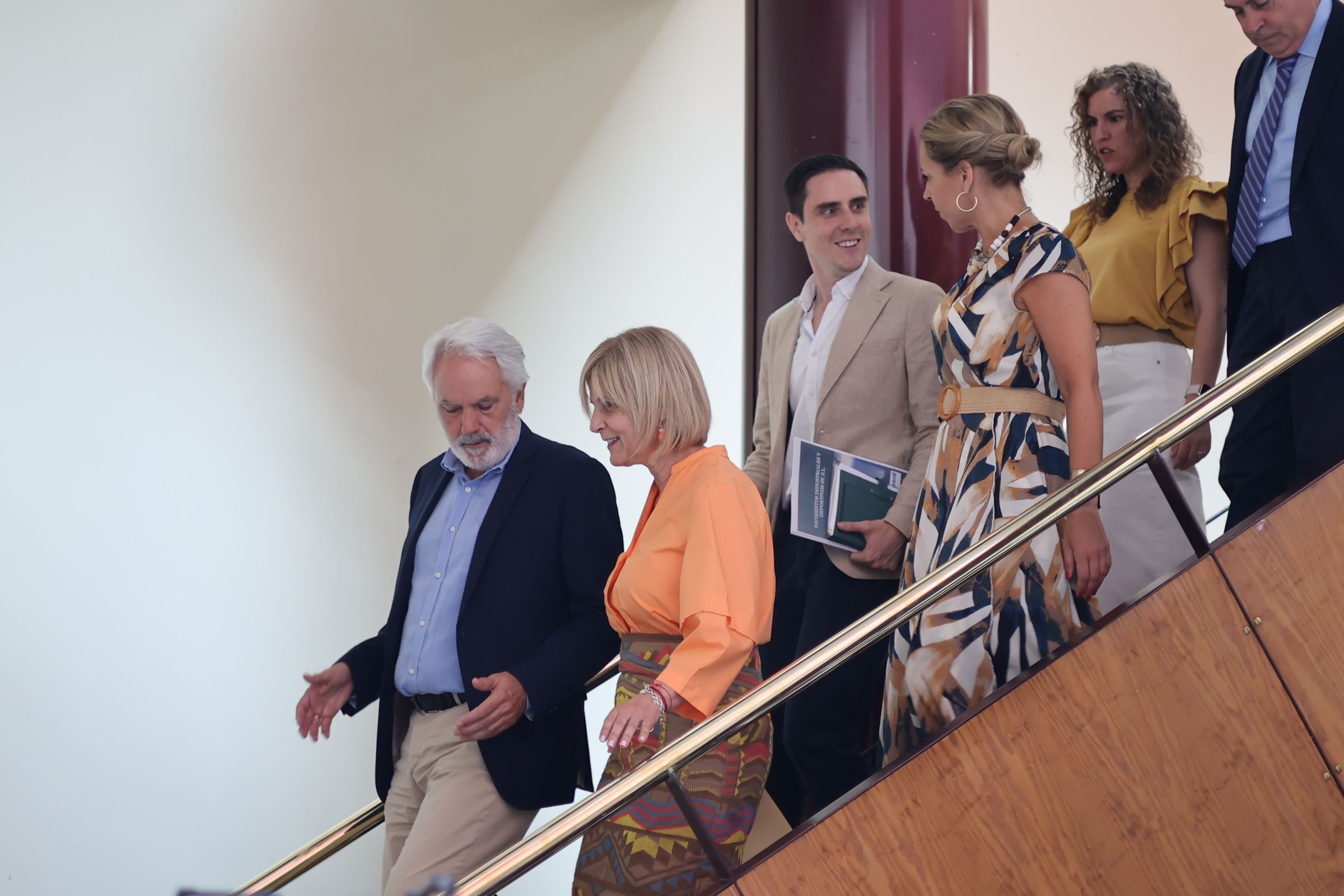 Pelayo, baja desde Alcaldía, este martes, junto a sus cinco tenientes de alcaldesa del Ayuntamiento de Jerez, encabezados por Agustín Muñoz.