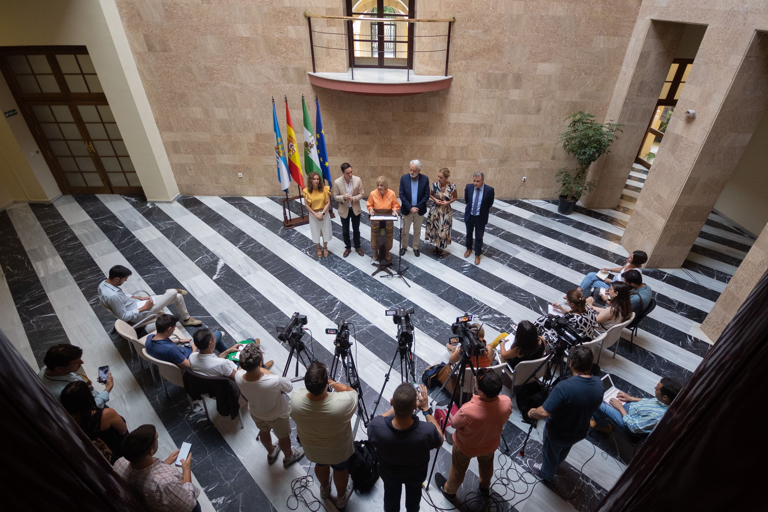 María José García-Pelayo, con sus tenientes de alcaldesa, en rueda de prensa.