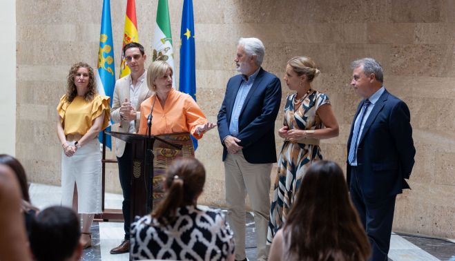 La alcaldesa, María José García-Pelayo, con sus cinco tenientes de alcaldesa.