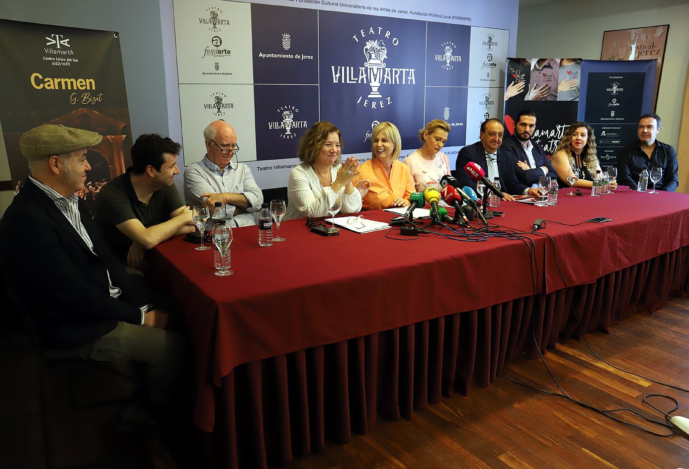 La alcaldesa María José García-Pelayo y su responsable de Cultura, Francisco Zurita, junto a Isamay Benavente, Francisco López, Ainhoa Arteta y otros integrantes de 'Carmen', una de las óperas que se ha visto en los últimos tiempos en Villamarta.