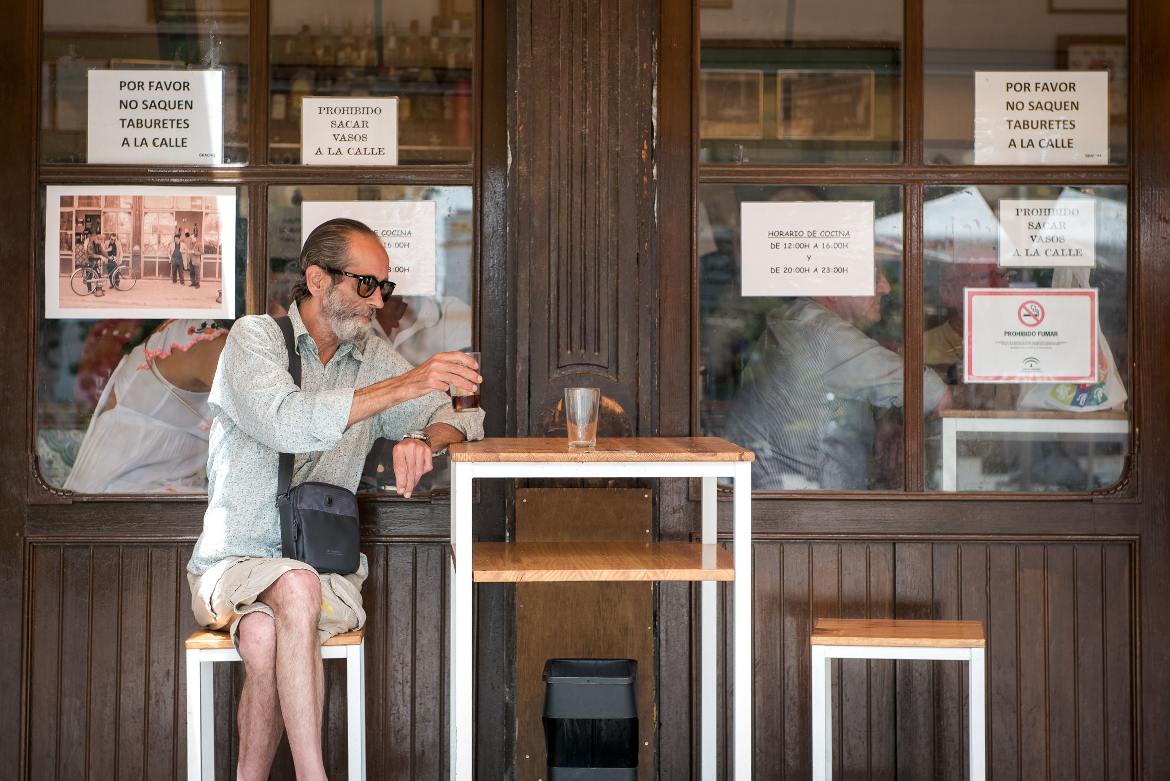 José toma una cerveza en el Vizcaíno, uno de los bares emblemáticos de Sevilla. José toma una cerveza en el Vizcaíno, uno de los bares emblemáticos de Sevilla.