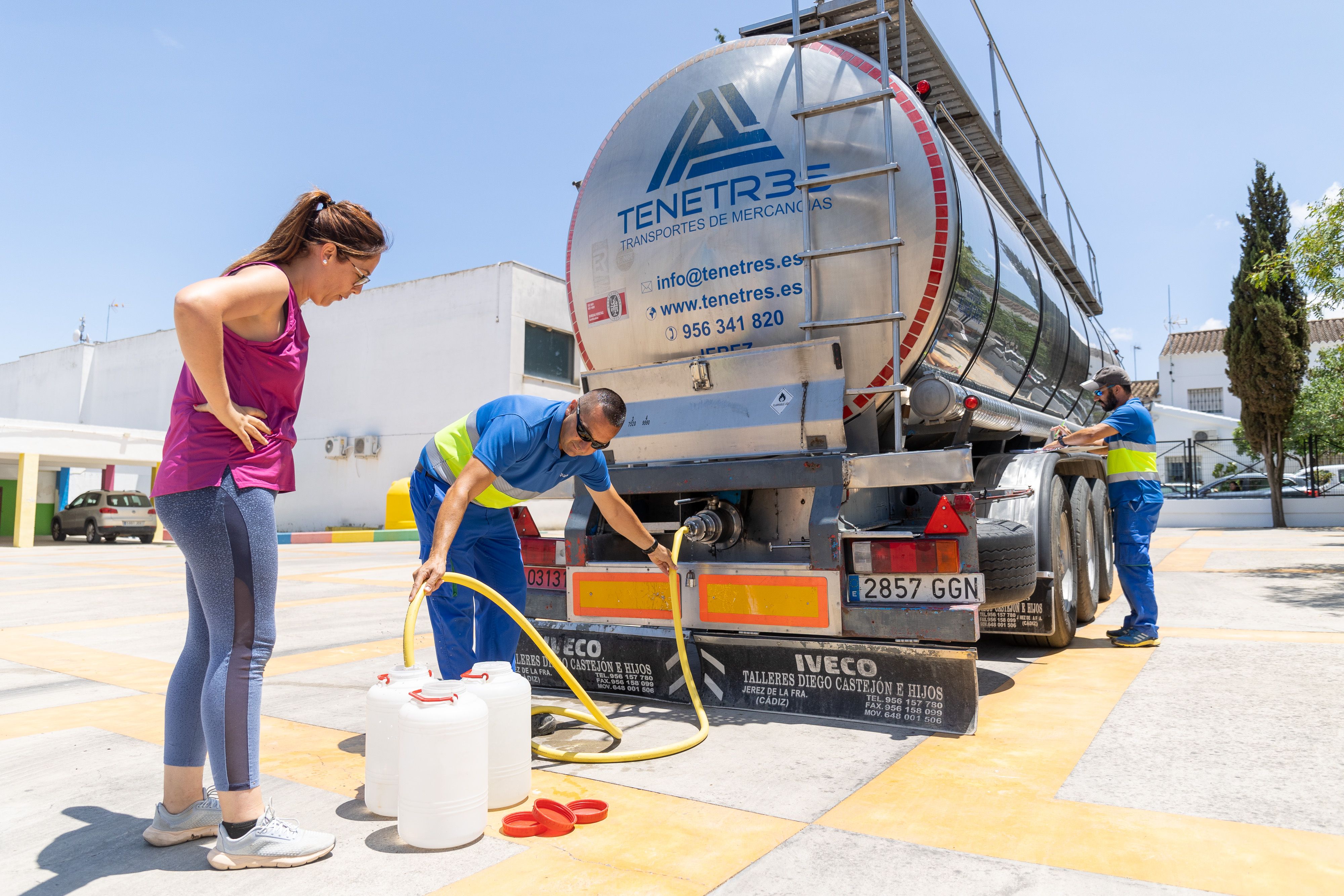 Una vecina de San José del Valle llevándose agua, en el primer pueblo de Cádiz con cortes por sequía. Una vecina de San José del Valle llevándose agua, en el primer pueblo de Cádiz con cortes por sequía.