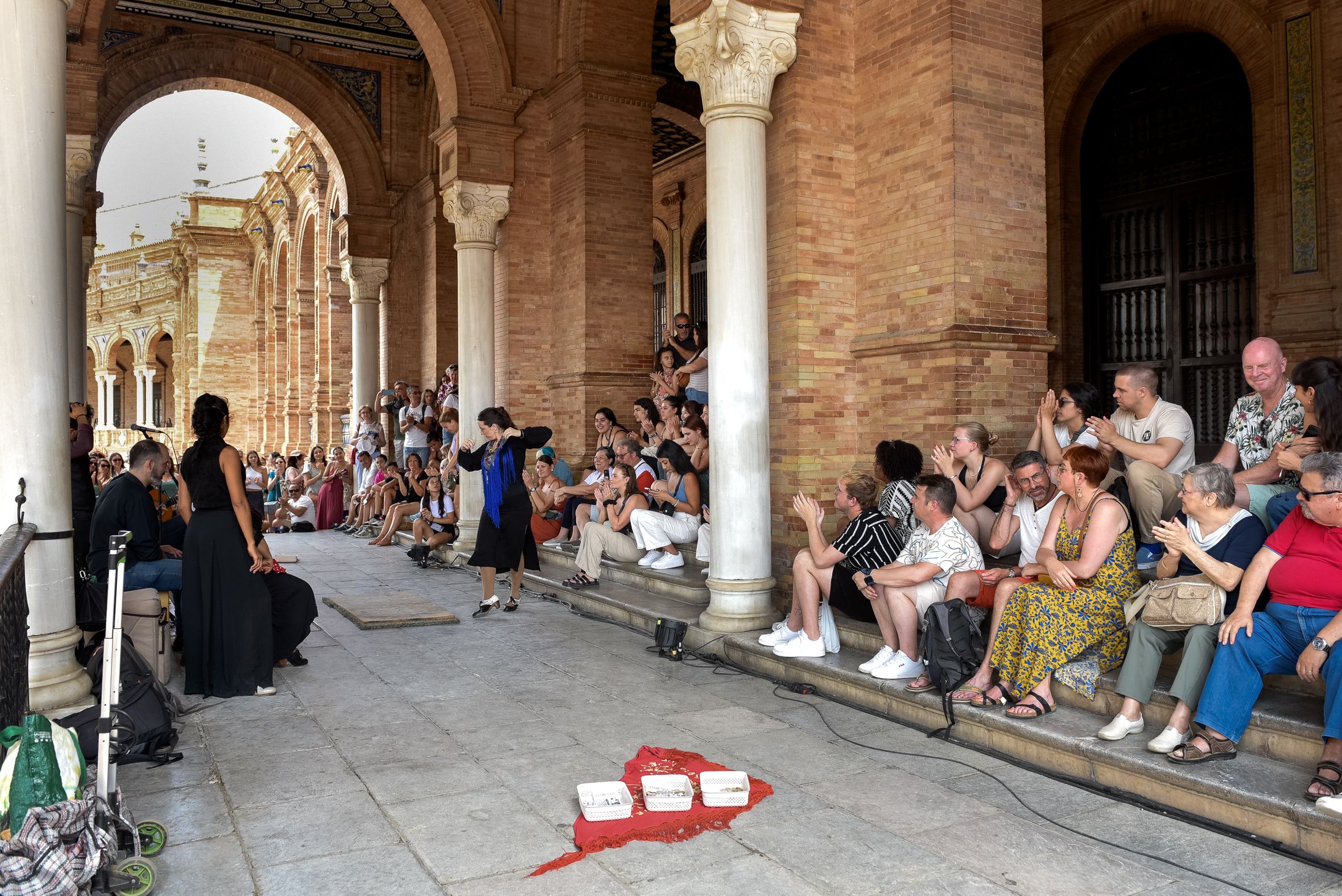 Turistas en la Plaza de España de Sevilla durante el verano. Turistas en la Plaza de España de Sevilla durante el verano.