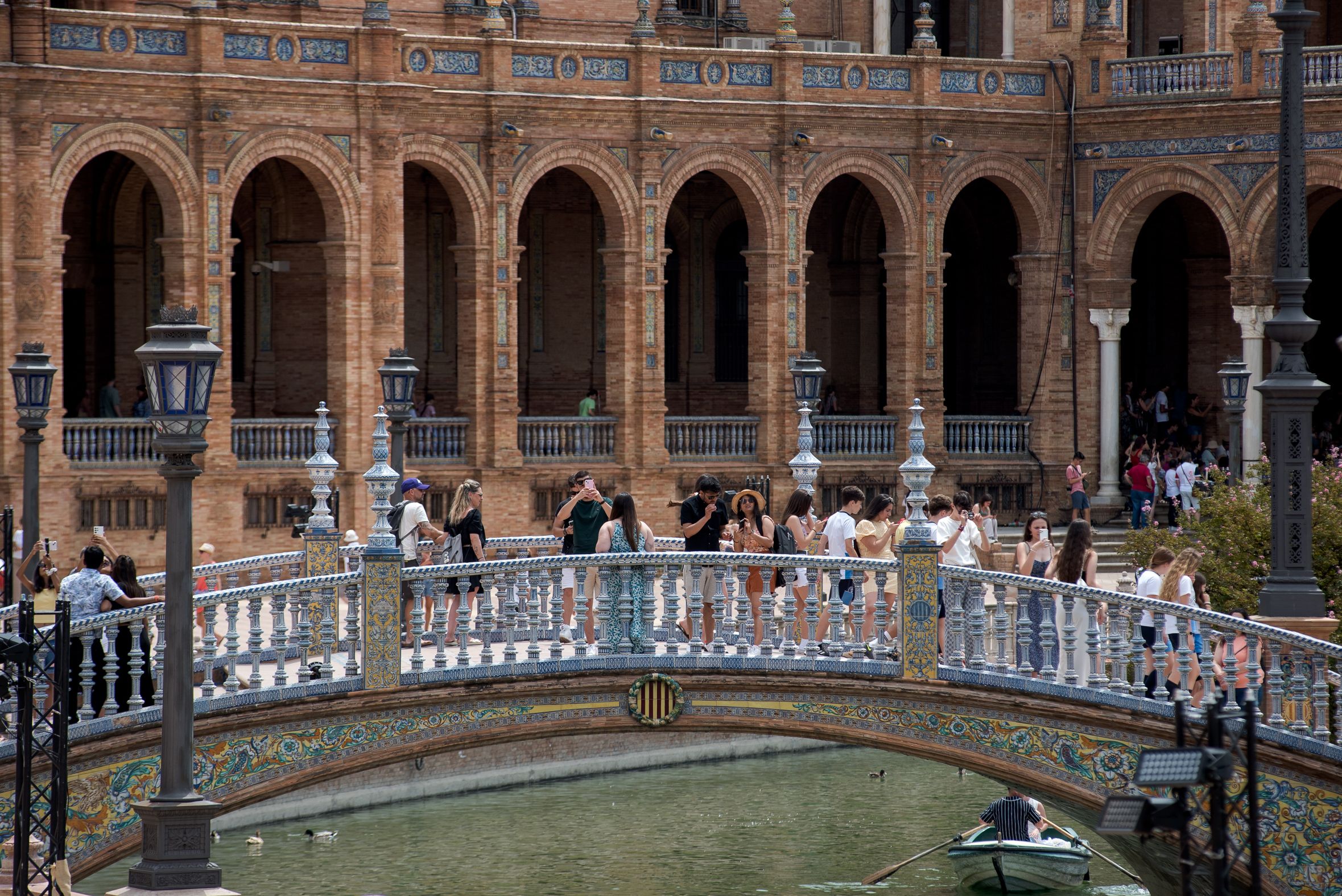 Varios turistas en la Plaza de España de Sevilla.