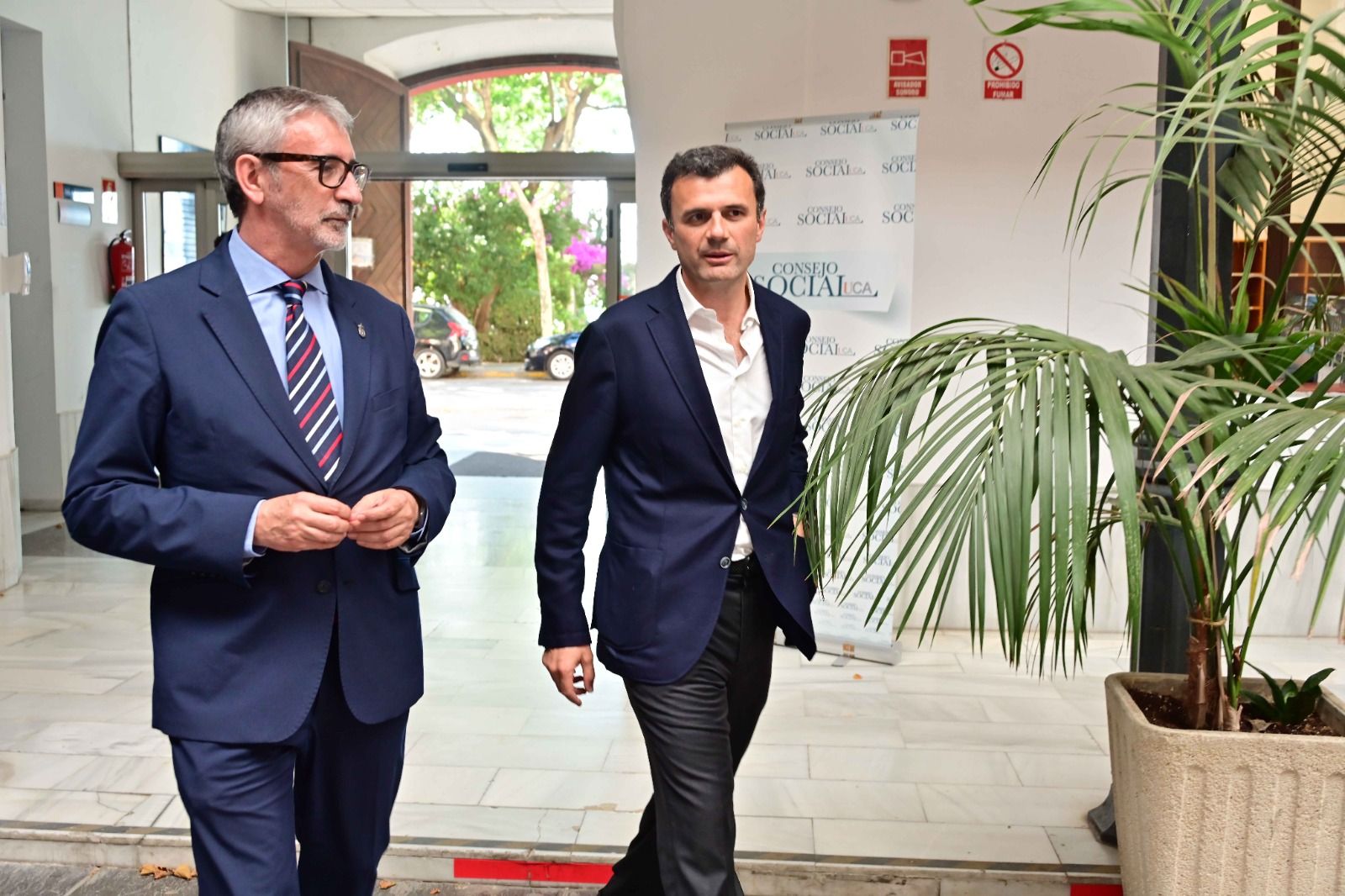 El rector, Francisco Piniella, recibe al alcalde a su llegada al Consejo Económico y Social de la Universidad de Cádiz.