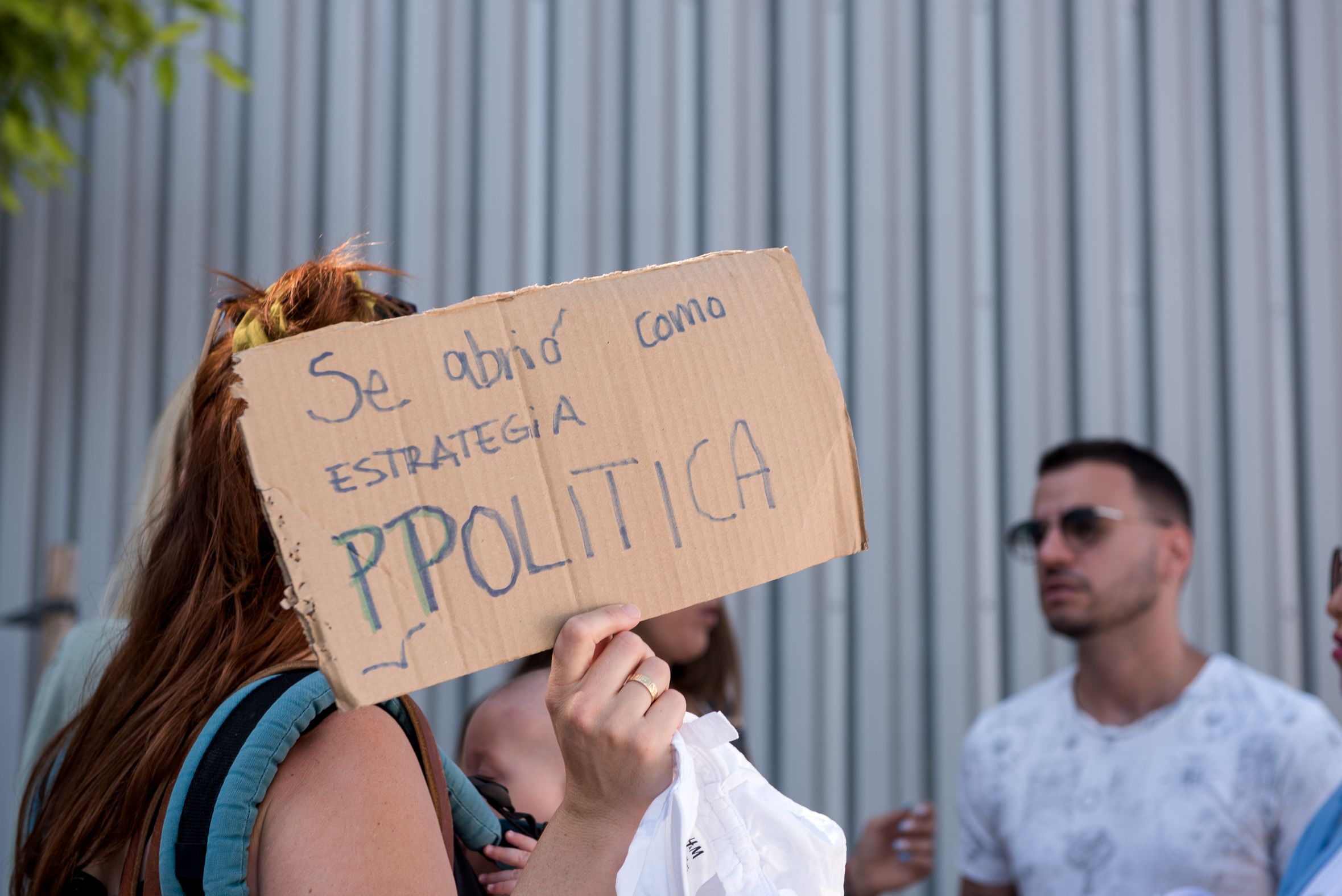 Concentración en el Hospital Militar de Sevilla para protestar por su cierre.