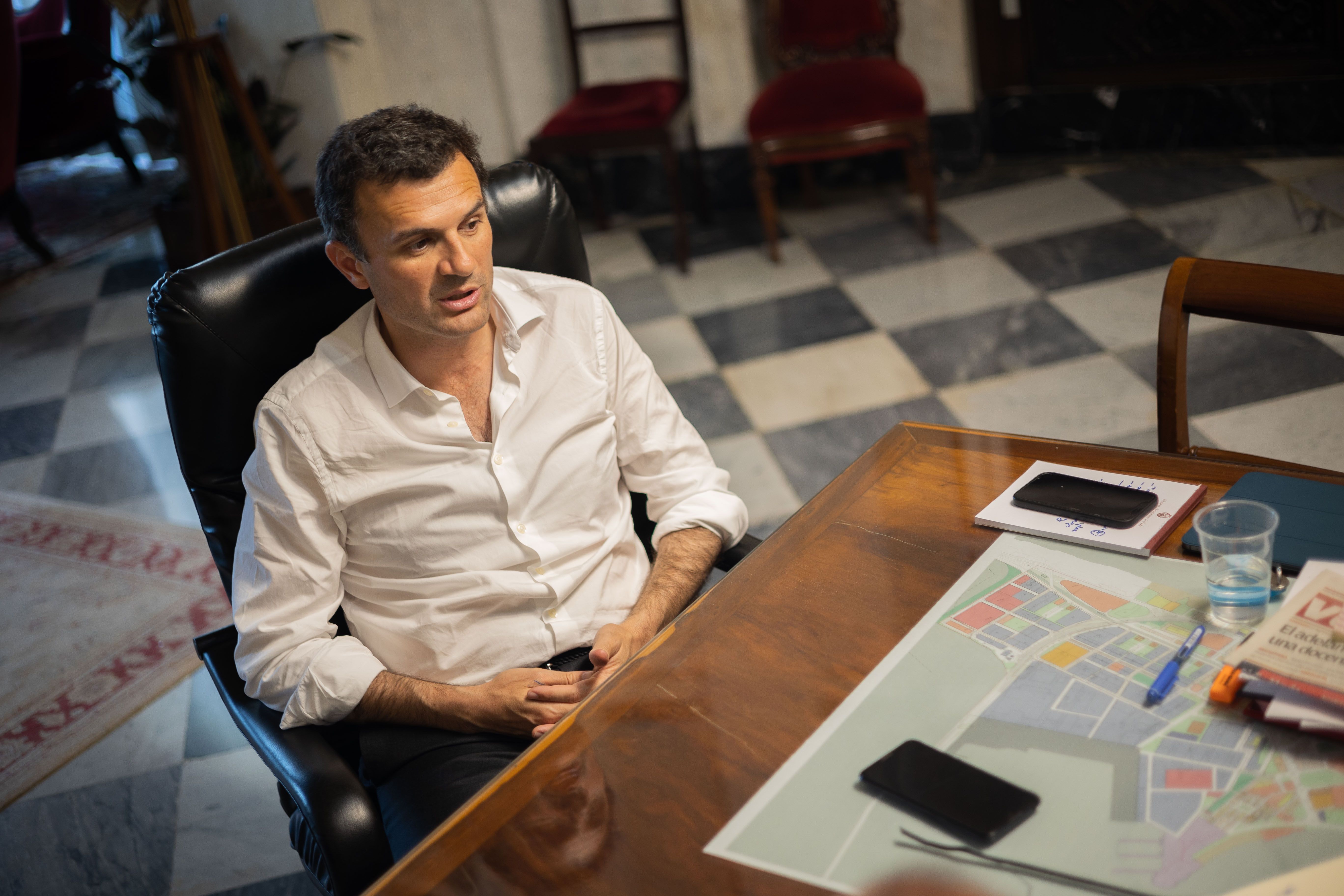 Una mapa de Cádiz preside la mesa de trabajo en el despacho de la Alcaldía.    MANU GARCÍA