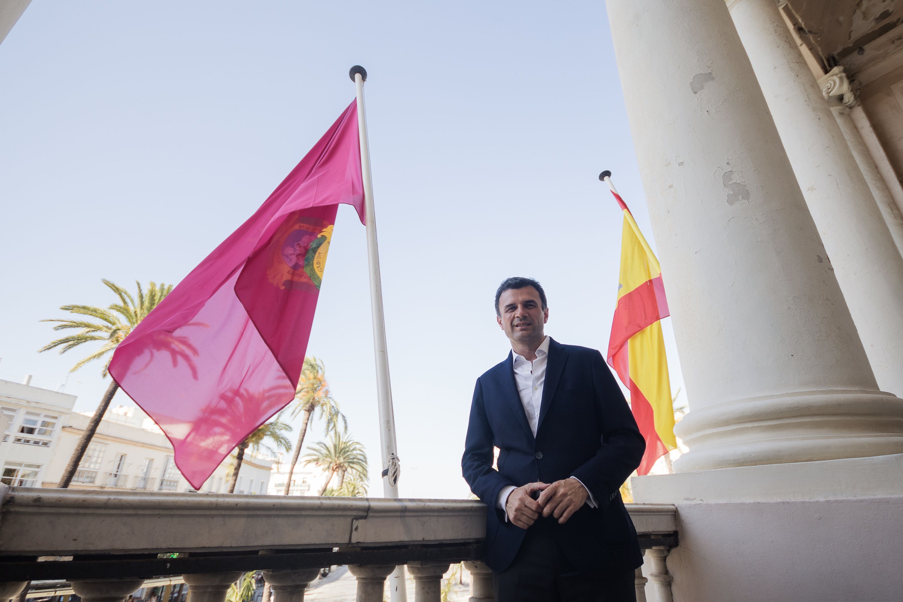 El pendón morado de la ciudad de Cádiz, en el balcón del Ayuntamiento.    MANU GARCÍA