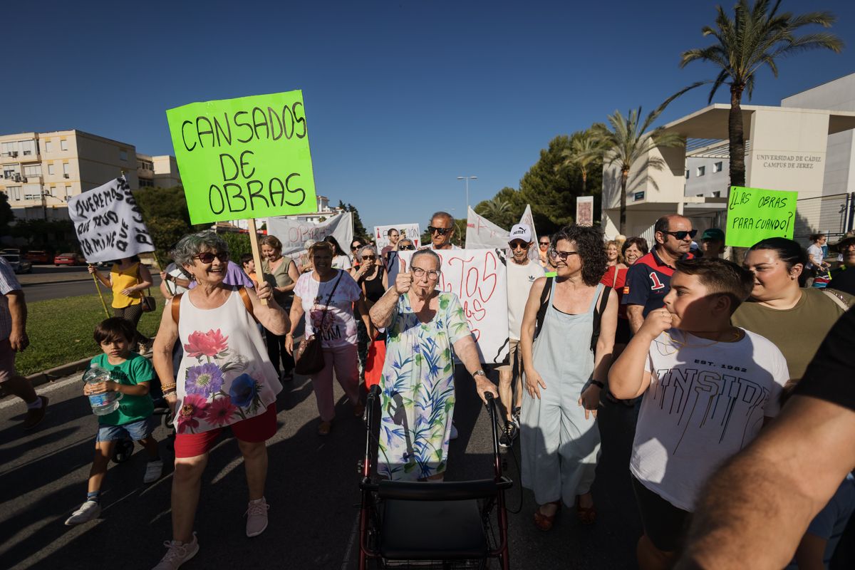 Los vecinos de La Asunción, en una marcha hasta el Ayuntamiento.