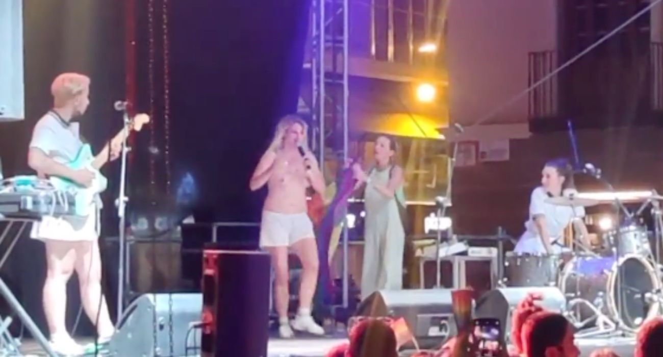 Rocio Saiz, sin camiseta, durante un momento del concierto que interrumpió un policía.