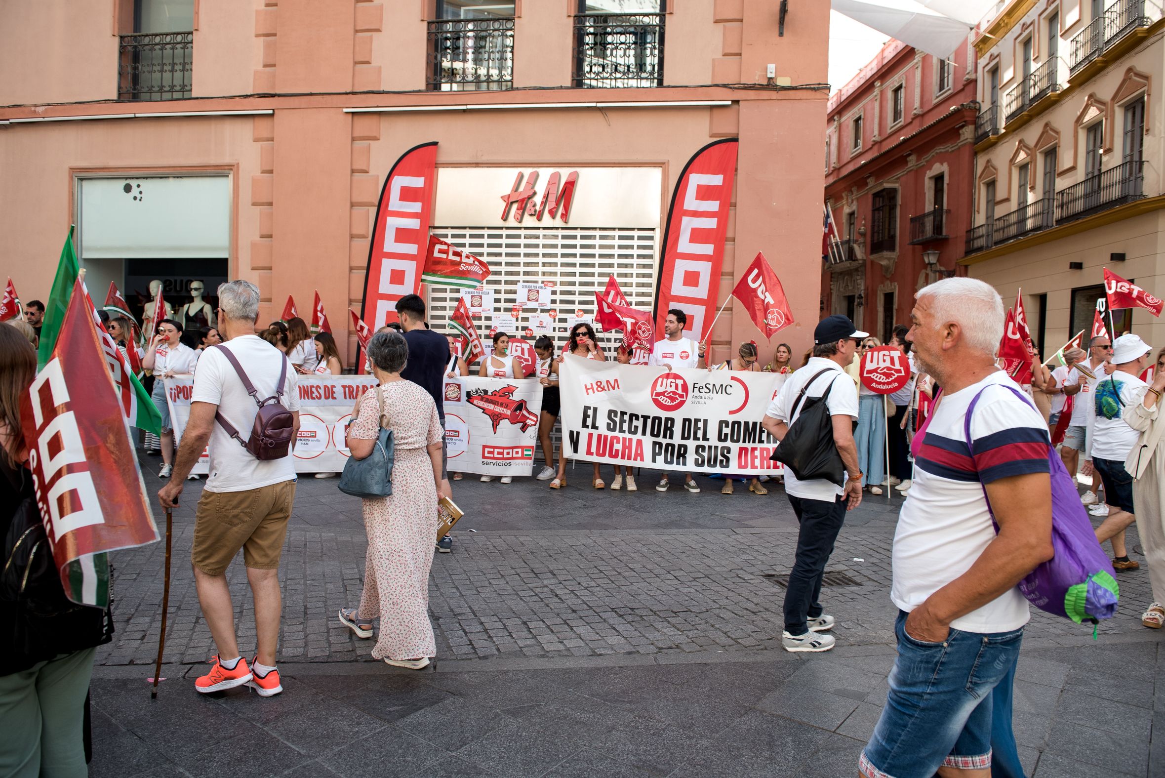 Protesta de las trabajadoras de H&M en Sevilla. Protesta de las trabajadoras de H&M en Sevilla.