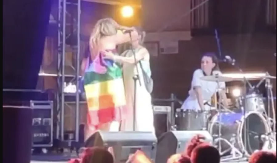 Rocío Saiz, sin camiseta, en el Orgullo de Murcia. Rocío Saiz, sin camiseta, en el Orgullo de Murcia.