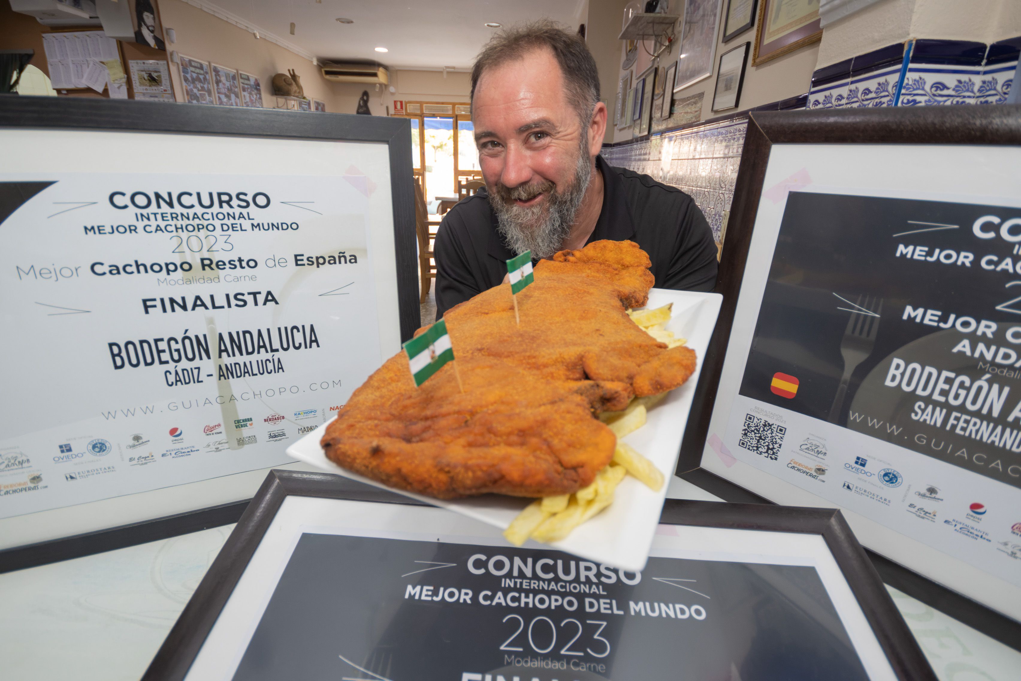 Alfonso García, dueño del Bodegón Andalucía, con el mejor cachopo de Andalucía.
