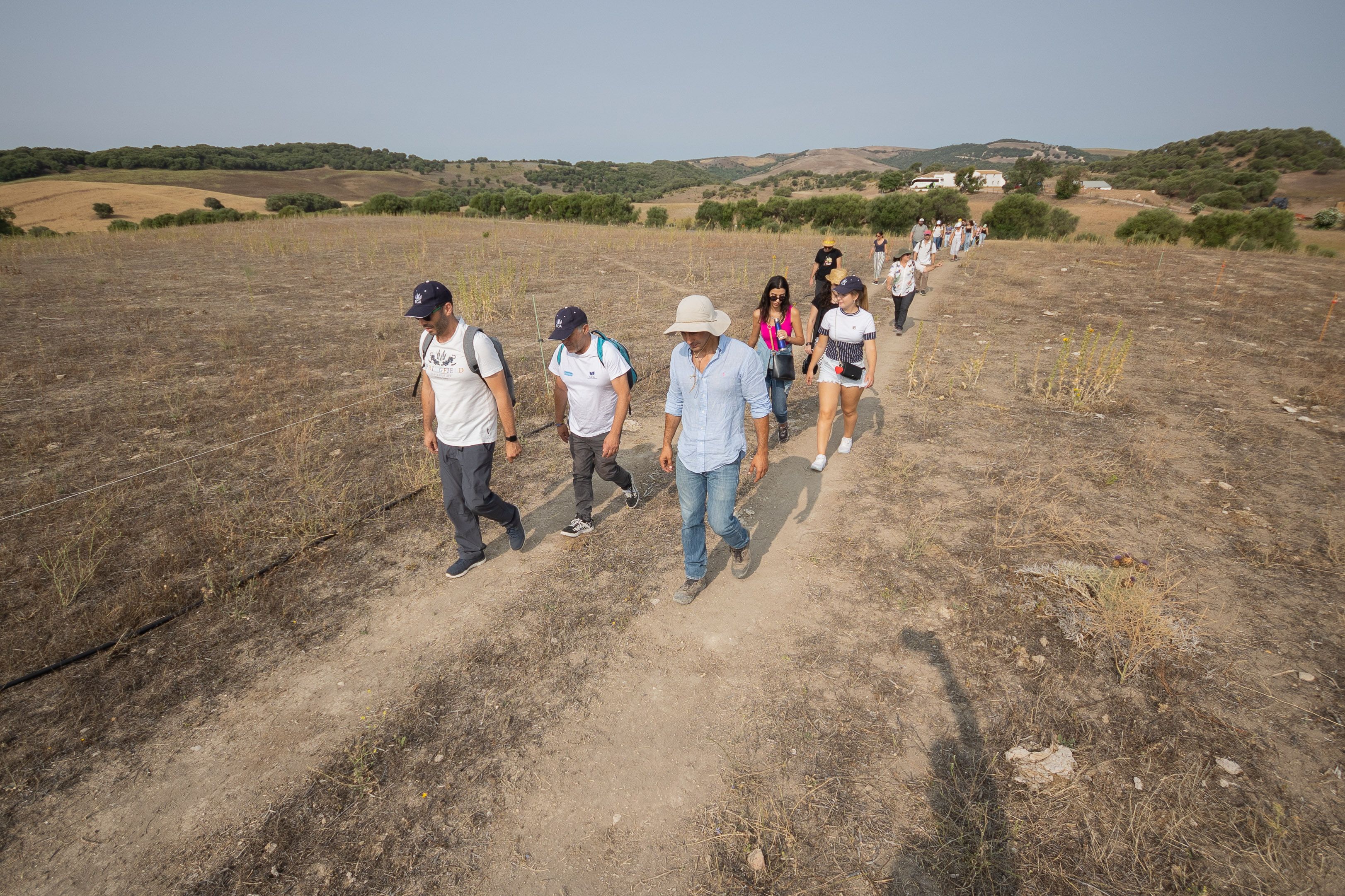 Estudiantes y profesores durante la ruta por la finca Pajaretillo. 