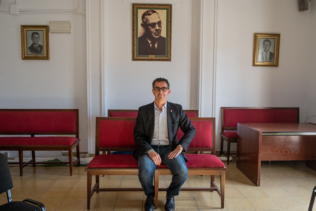 El alcalde de Barbate, Miguel Molina, en el salón de plenos, bajo un retrato de Blas Infante.  MANU GARCÍA