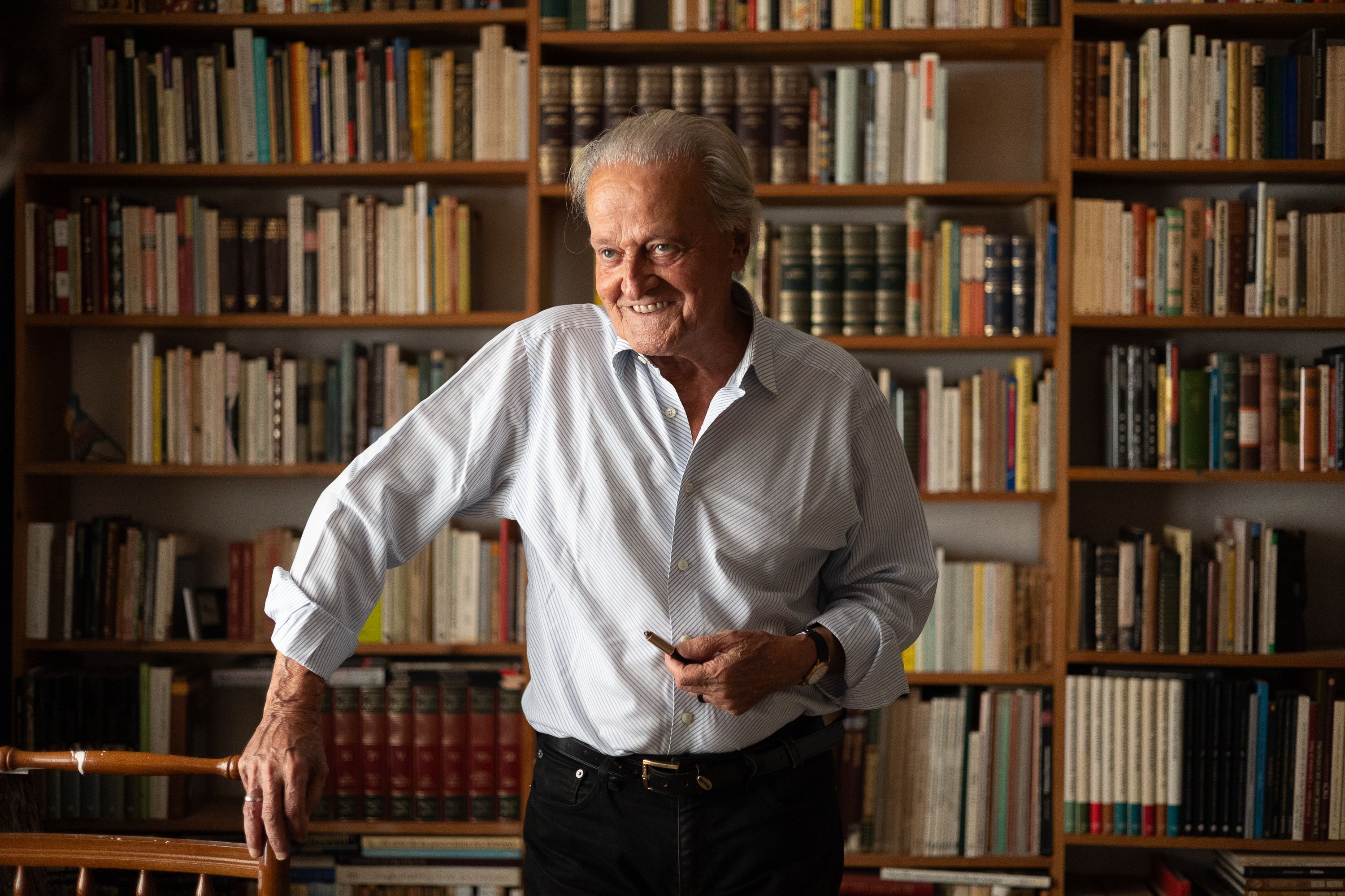 El escritor Francisco Bejarano, ante una de sus bibliotecas.