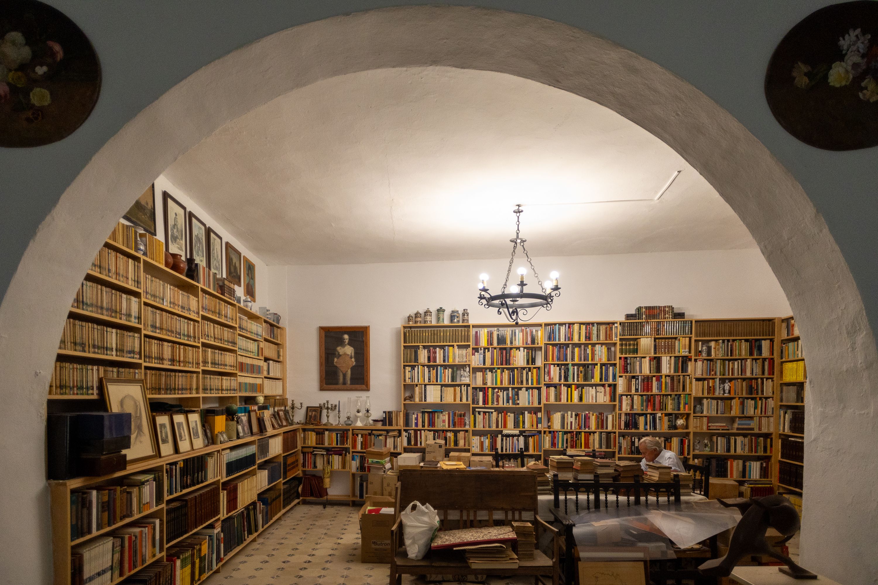 Francisco Bejarano en una de sus bibliotecas 