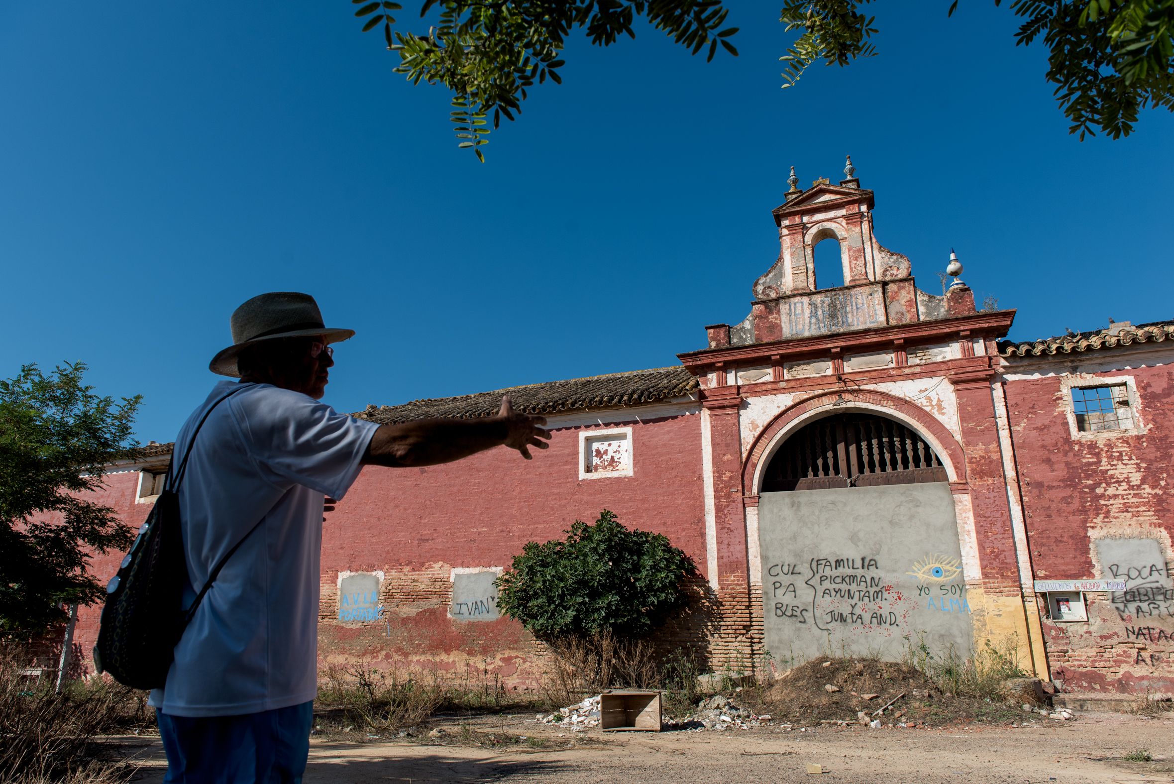 Antonio Alcántara señala el estado de la Hacienda Ibarburu.
