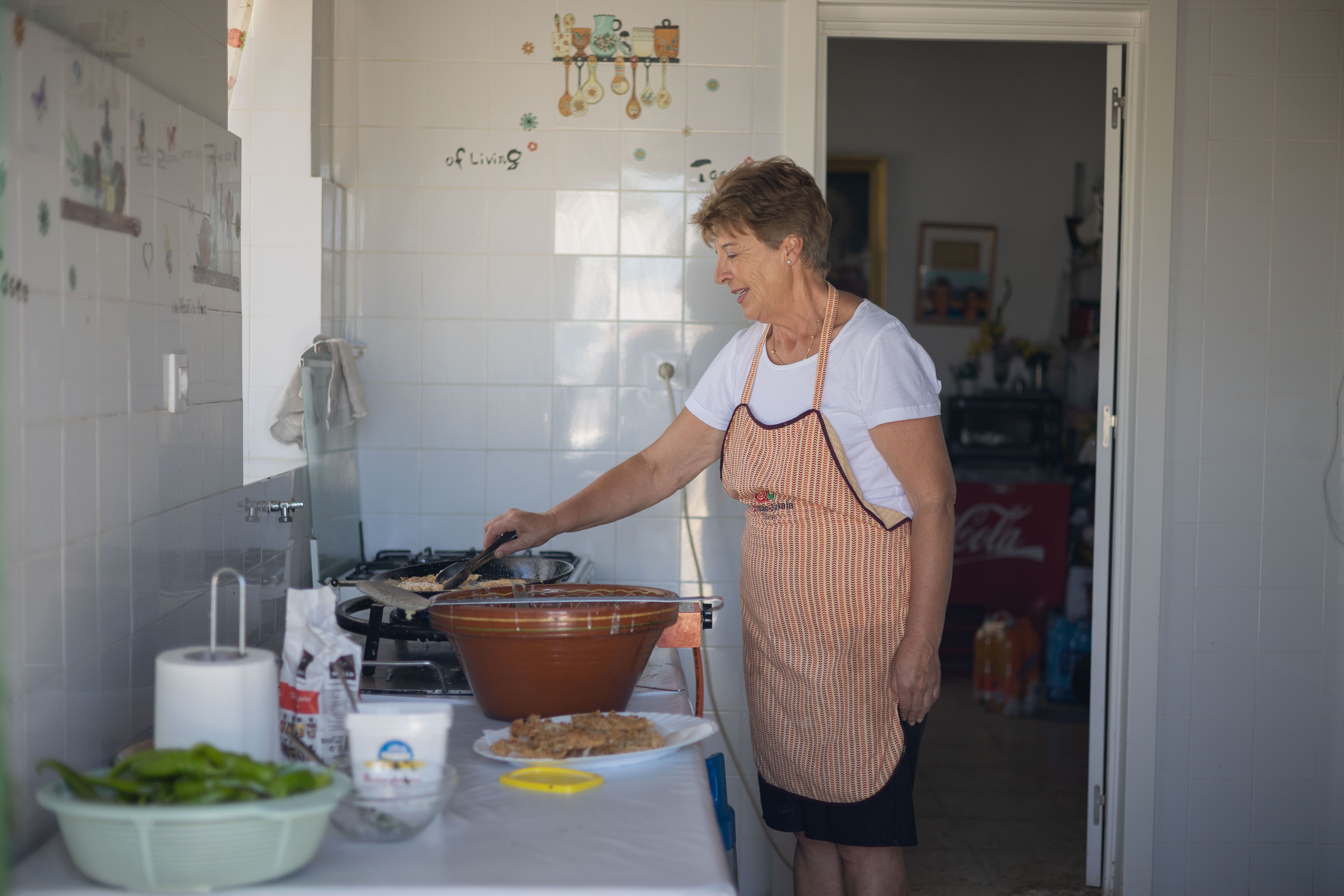 Isabel cocina unas tortillas de camarones en la casa salinera.