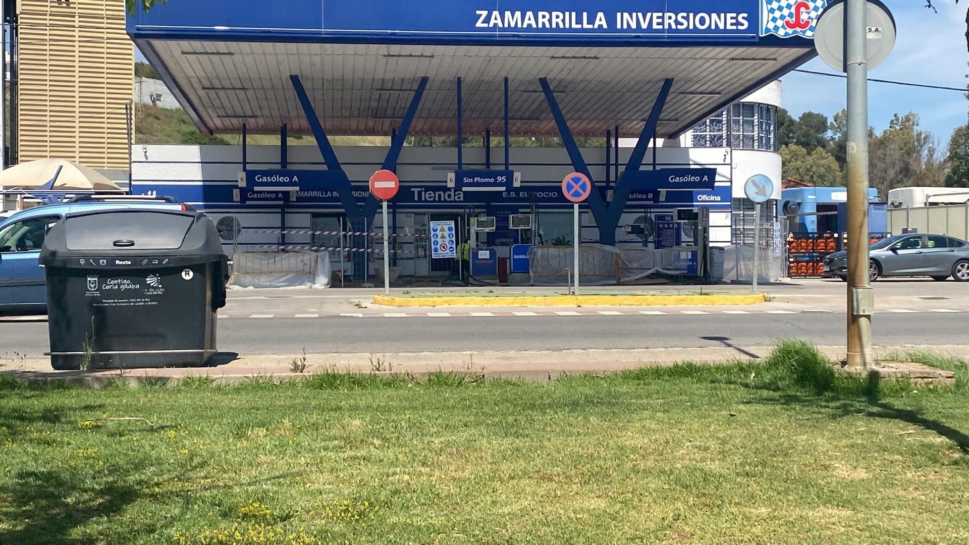 La gasolinera investigada por un vertido contaminante del que se quejan vecinos de Coria del Río.