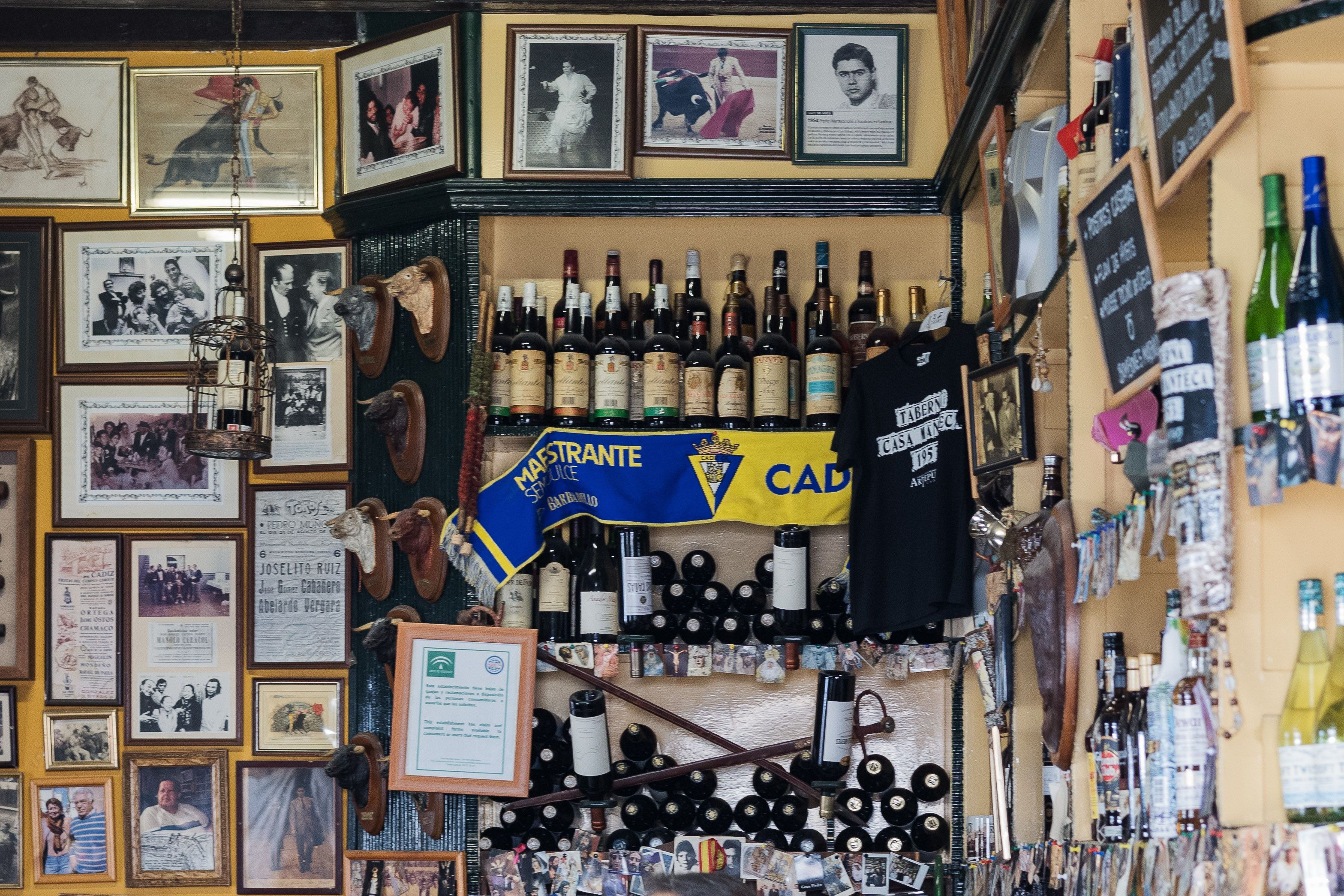 Decoración de la taberna llena de recuerdos.