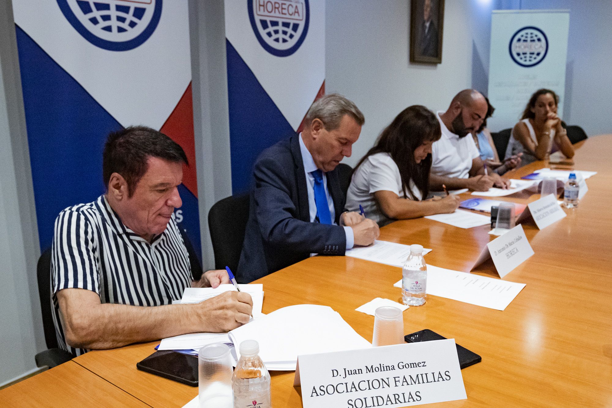 Juan Molina, primero por la izquierda, durante la firma del acuerdo con Horeca.   GERMÁN MESA