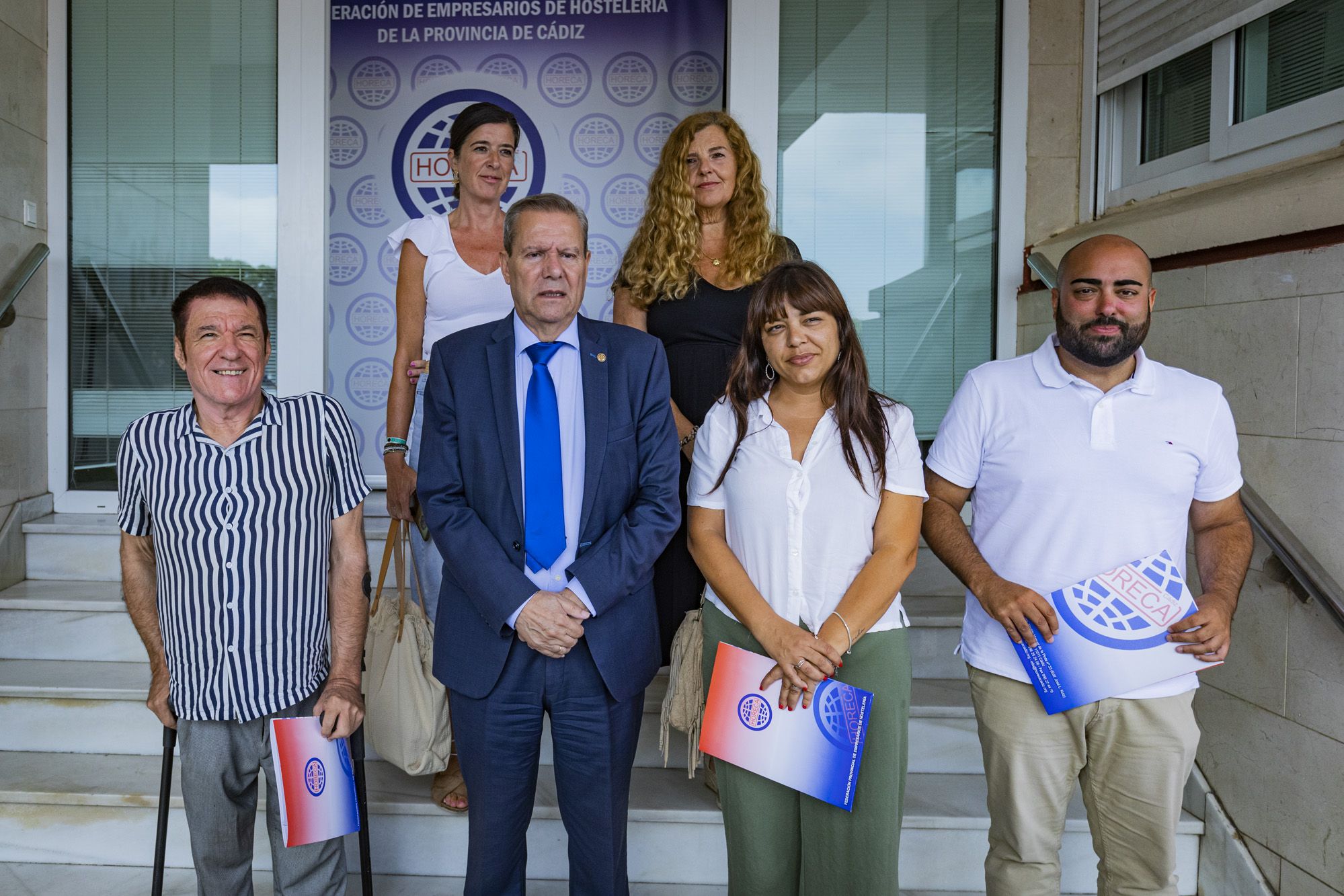 Antonio de María, con traje y corbata, junto a los representantes de las cinco ONG.   GERMÁN MESA