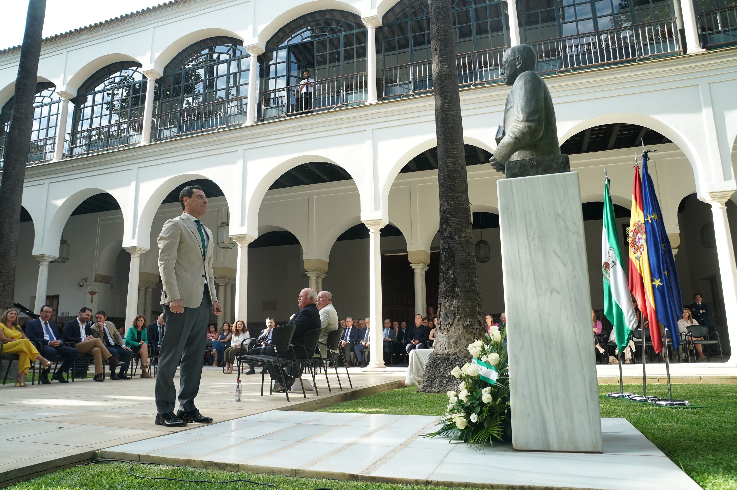 Moreno frente al busto de Blas Infante.