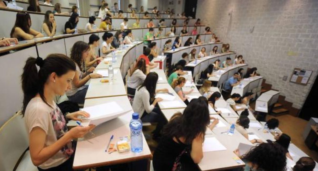 Imagen de archivo con aspirantes a docente en Andalucía, celebradas el pasado mes de julio. Imagen de archivo con aspirantes a docente en Andalucía, celebradas el pasado mes de julio.
