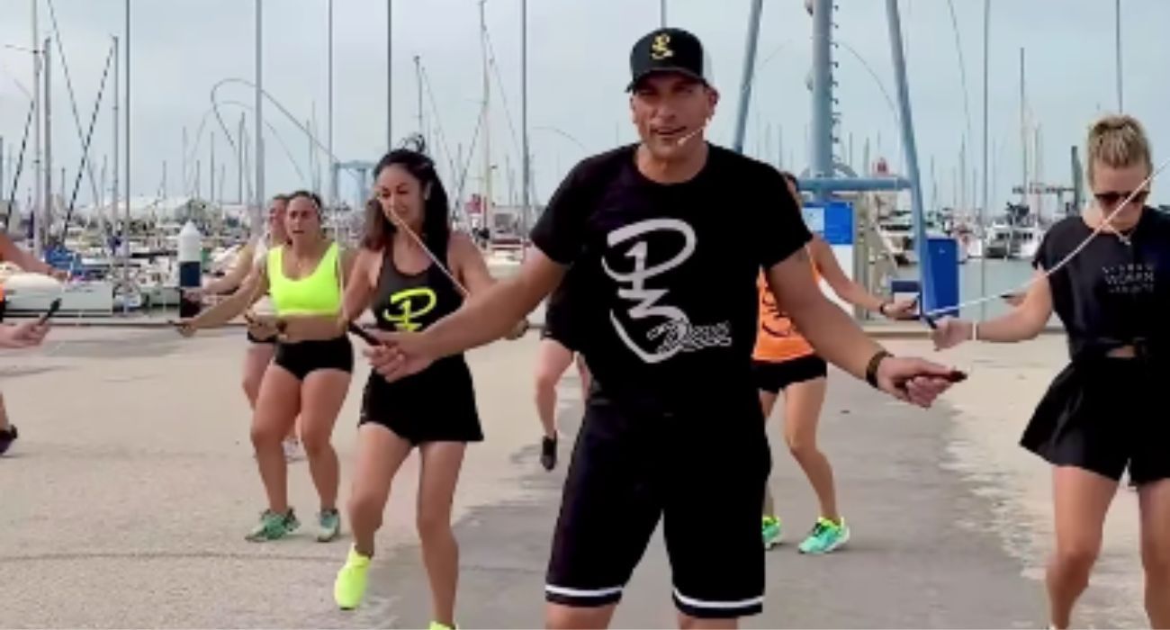 El exportero Pinto, saltando a la cuerda junto a varias mujeres. El exportero Pinto, saltando a la cuerda junto a varias mujeres.