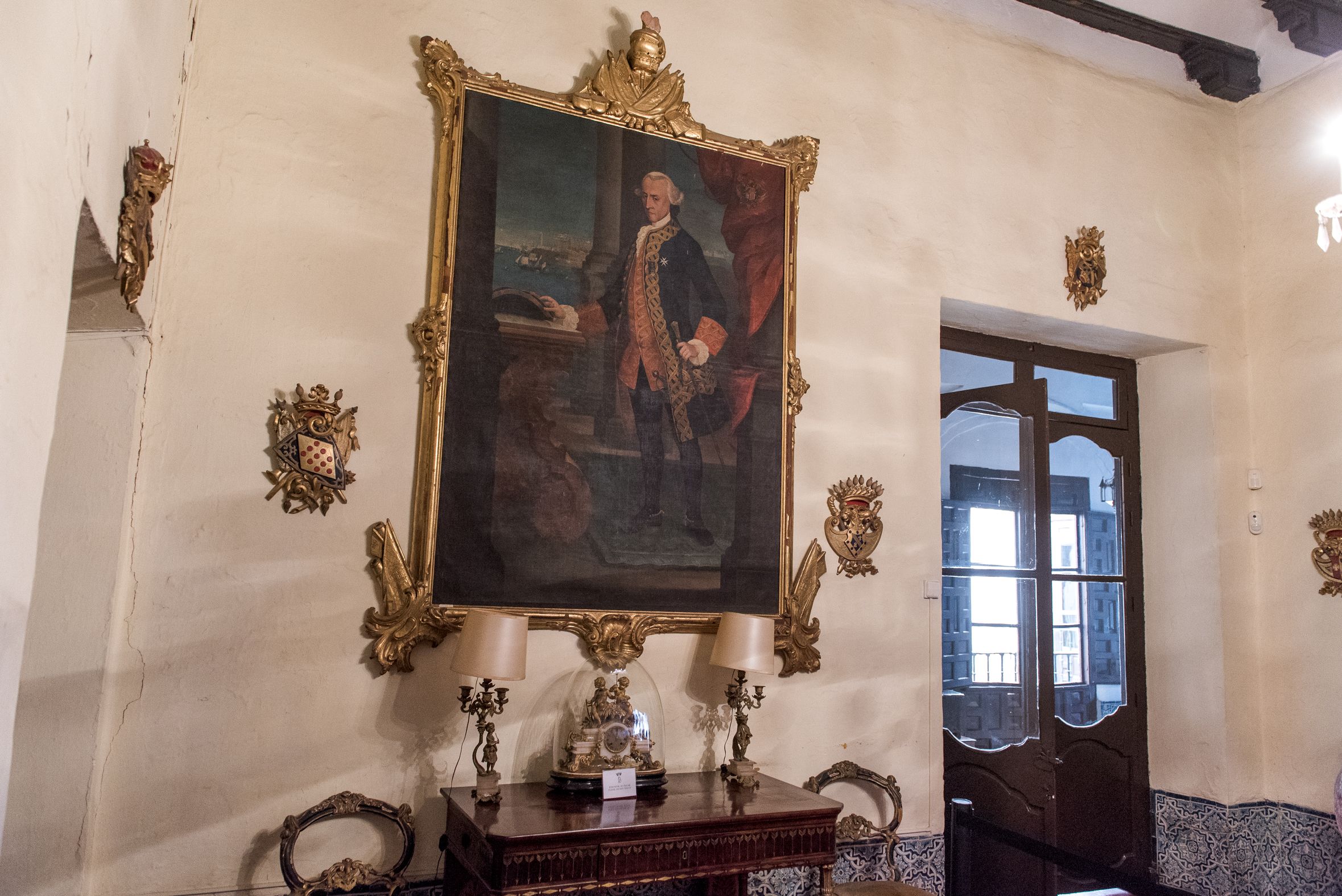 Pieza en ka que destaca el retrato de Antonio María de Bucareli y Ursúa (Sevilla 1717) cuadragésimo sexto virrey de México.     MAURI BUHIGAS