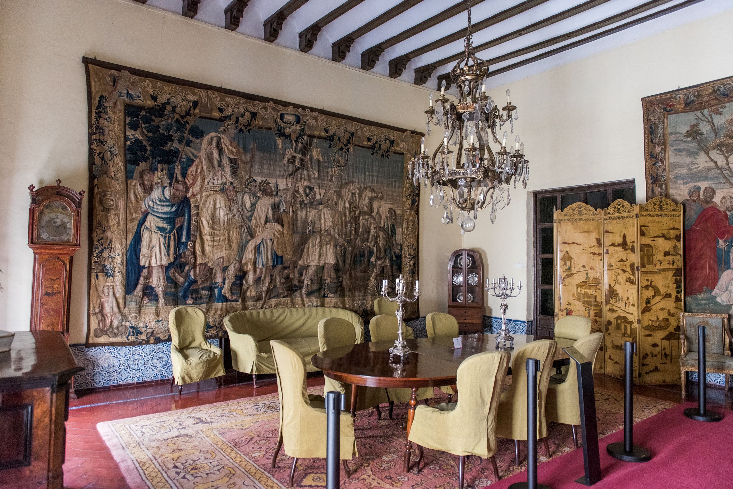 Un de las esencias principales de la casa decorada con magníficos tapices.    MAURI BUHIGAS