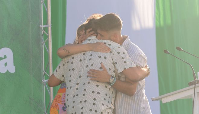 El ex alcalde de Cádiz abraza a los presentadores al inicio del acto electoral.   MANU GARCÍA