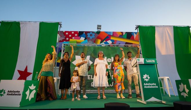 Candidatos y presentadores, durante la interpretación del himno de Andalucía.    MANU GARCÍA
