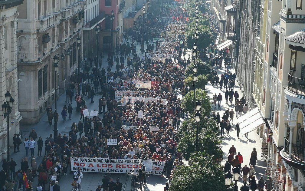 Una manifestación de Marea Blanca en Sevilla, en avenida de la Constitución. FOTO: @portusanidad Una manifestación de Marea Blanca en Sevilla, en avenida de la Constitución. FOTO: @portusanidad