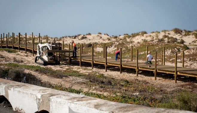 Obras de construcción del nuevo trazado en Cortadura, el jueves 20 de julio.  MAURI BUHIGAS