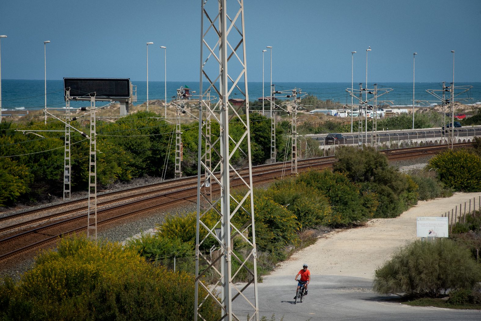Un ciclista, por el carril interior ya en uso que todos los opositores al trazado sobre la playa defienden como la alternativa ideal.   MAURI BUHIGAS