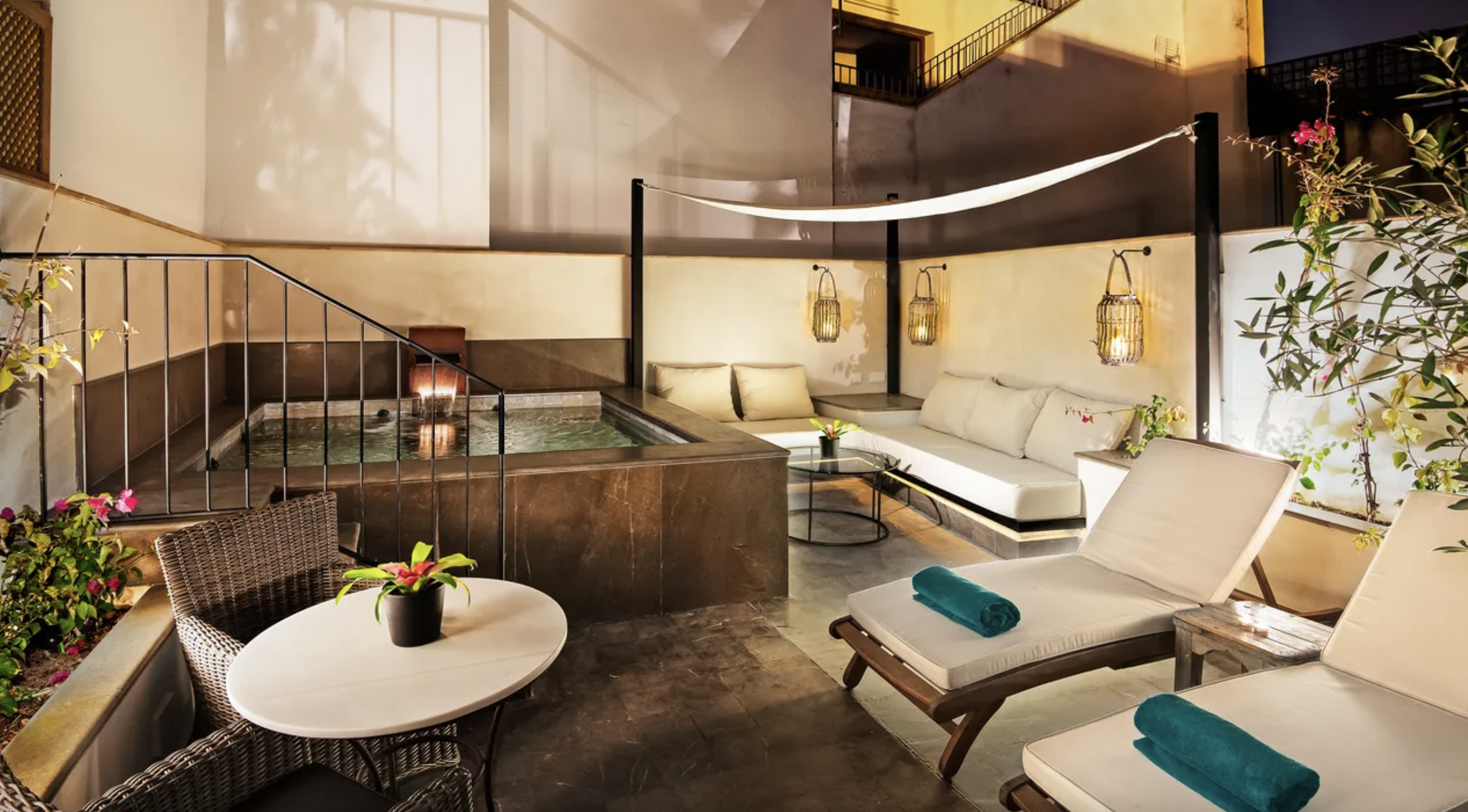 Una de las exclusivas habitaciones con piscina propia en el Corral del Rey. 