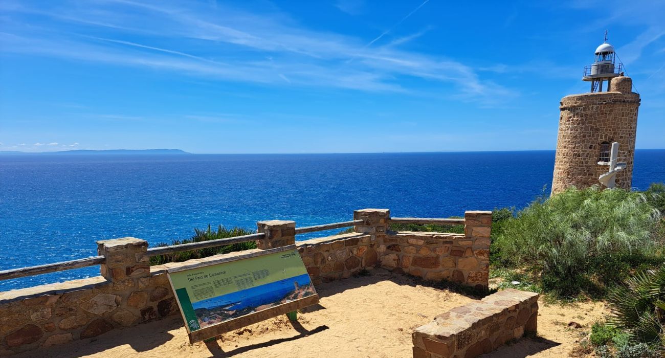 Las impresionantes vistas que ofrece el mirador del faro de Camarinal. Relax y miradores: cinco rutas fáciles para hacer senderismo con niños en la provincia de Cádiz Las impresionantes vistas que ofrece el mirador del faro de Camarinal. Relax y miradores: cinco rutas fáciles para hacer senderismo con niños en la provincia de Cádiz